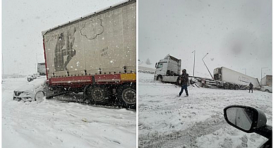 4 tır ile 2 otomobil birbirine girdi! Ortalık savaş alanına döndü