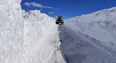 5 metreyi bulan karda yol açma çalışması