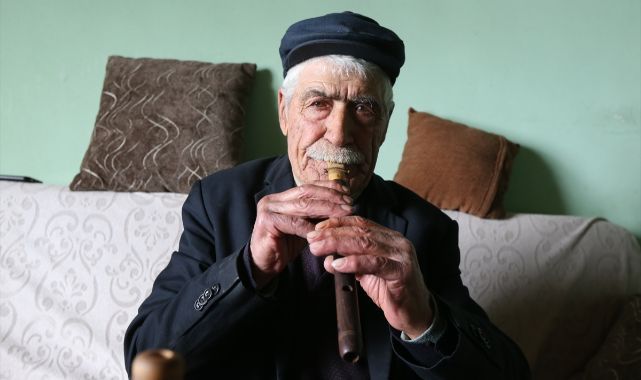 Mey çalarak hastalara moral oldu