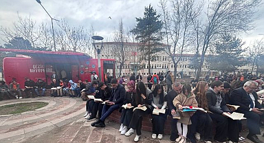 Açık havada kitap okudular