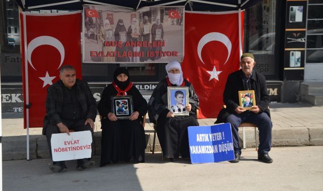 Acılı ailelerin evlat nöbeti sürüyor