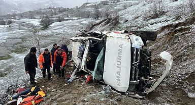 Ambulans uçuruma yuvarlandı! Feci kazada can verdi