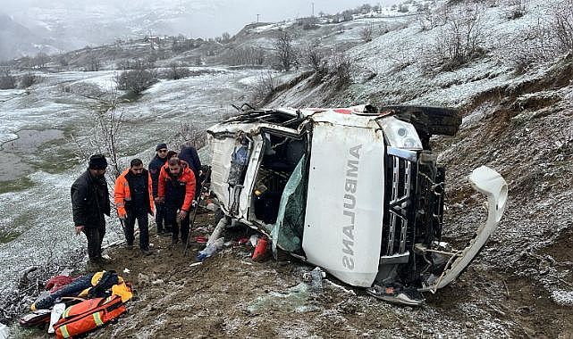 Ambulans uçuruma yuvarlandı! Feci kazada can verdi