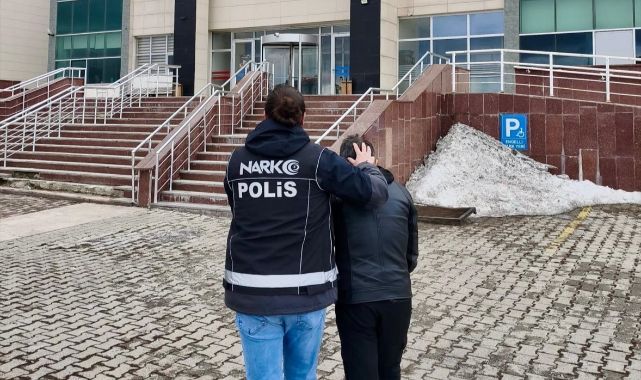 Apartta uyuşturucu baskını! Zehir tacirlerine nefes aldırmadılar