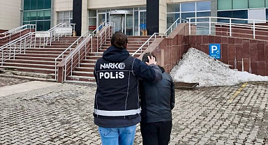 Apartta uyuşturucu baskını! Zehir tacirlerine nefes aldırmadılar