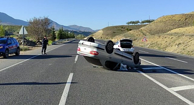 Araç kontrolden çıktı, takla atarak ters döndü