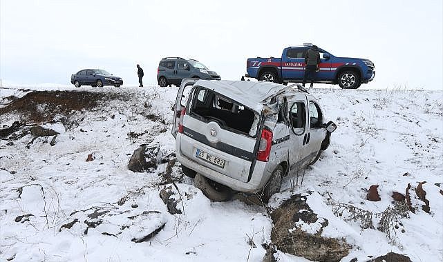Araç şarampole yuvarlandı: Baba ve oğul hastaneye kaldırıldı