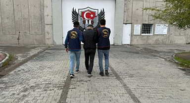 Aranan şahıs yakayı ele verdi