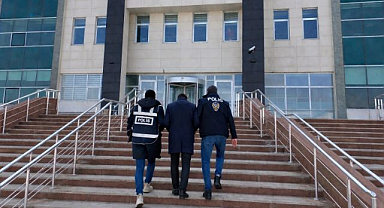 Aranan şahıs yakayı ele verdi