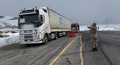 Ardahan-Şavşat ve Ardanuç kara yolunda tır geçişlerine kar engeli