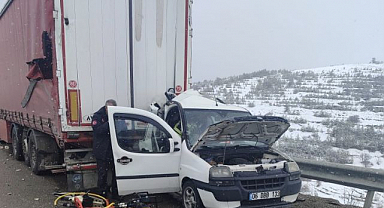 Aşkale yolunda can pazarı! Tırın altında can verdi