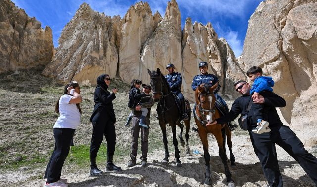Atlı jandarmadan turistik alanda güvenlik görevi