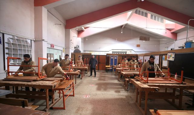 Atölyede eğitim, üretimde başarı: Liseden milyonluk ciro