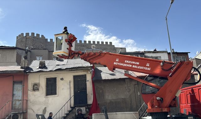 Erzurum'da Ay-yıldız yere değmedi, ekipleri ve vatandaşlar seferber oldu