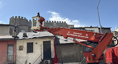 Erzurum'da Ay-yıldız yere değmedi, ekipleri ve vatandaşlar seferber oldu