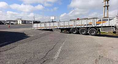 Ayrılan dorse yolu trafiğe kapattı   