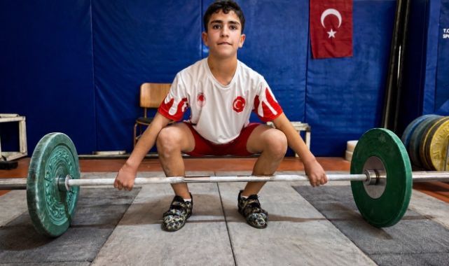 Azimle başladığı halterde Türkiye şampiyonluğuna ulaştı   