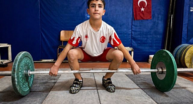 Azimle başladığı halterde Türkiye şampiyonluğuna ulaştı   