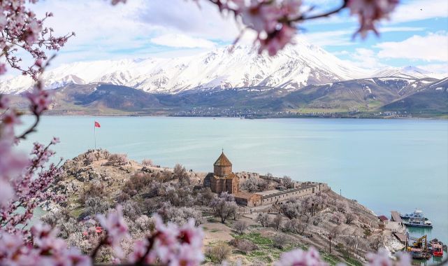 Badem çiçekleri ziyaretçilere görsel şölen yaşattı