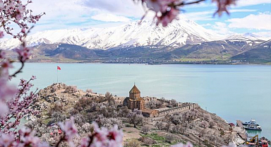 Badem çiçekleri ziyaretçilere görsel şölen yaşattı