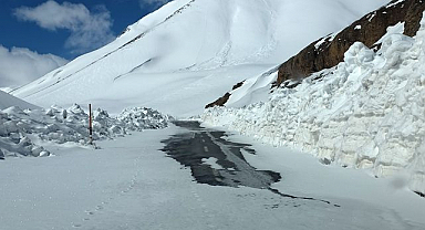 Bahçesaray yolunda çığ riski: Çalışmalar durdu