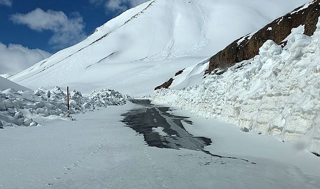 Bahçesaray yolunda çığ riski: Çalışmalar durdu