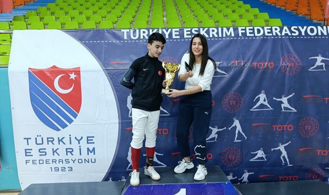 Başarılı sporcu eskrimde altın madalya aldı