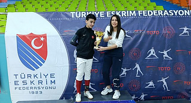 Başarılı sporcu eskrimde altın madalya aldı