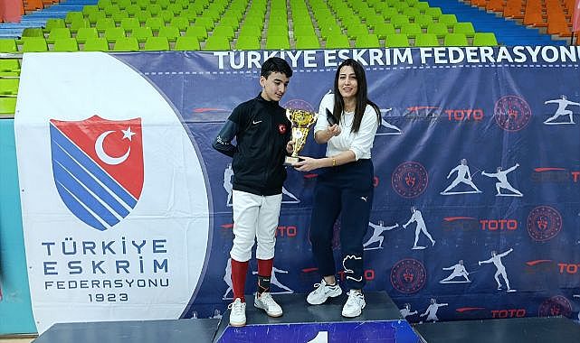Başarılı sporcu eskrimde altın madalya aldı