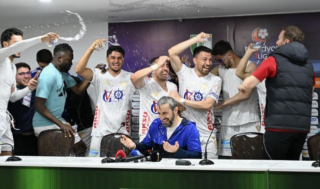 Basın toplantısını basıp kutlama yaptılar!