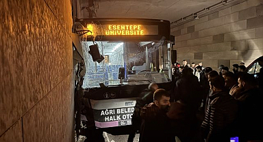 Belediye otobüsü alt geçitte duvara çarptı! Yolcular camları kırarak kurtuldu