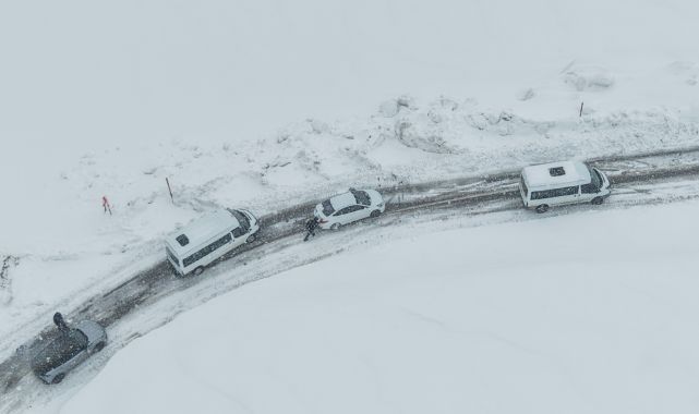Beyaz çile bitmiyor! 50 kişi araçlarında mahsur kaldı