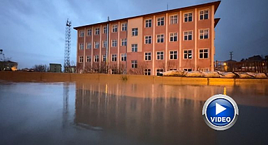 Bir okul sular içinde kaldı