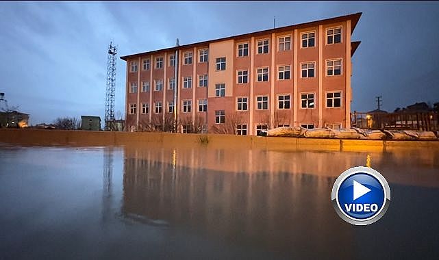 Bir okul sular içinde kaldı