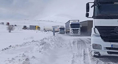 Buzlanan yolda tır kaydı: Ulaşım bir süre aksadı