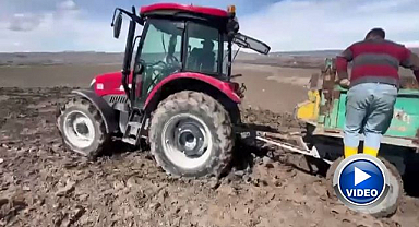 Çamura saplanan traktörler güçlükle kurtarıldı