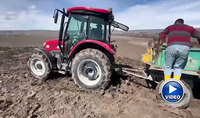 Çamura saplanan traktörler güçlükle kurtarıldı