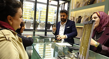 Çarşıda esnaf yeniden kepenk açtı