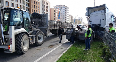 Çekici refüje çıktı, trafik felç oldu