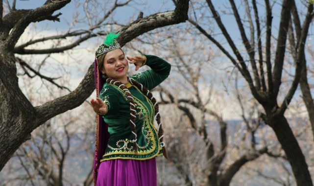 Çiçek açan bağlarda Kafkas dansı