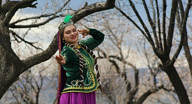 Çiçek açan bağlarda Kafkas dansı