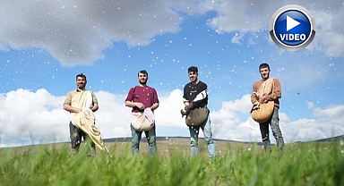 Çiftçiler tarlaya indi! Gübreler imece usulü ile serpildi   