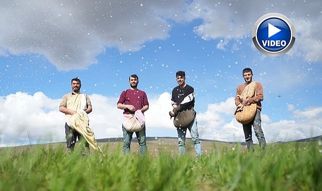 Çiftçiler tarlaya indi! Gübreler imece usulü ile serpildi