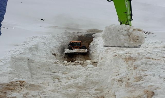 Çığ düştü ekipler seferber oldu 