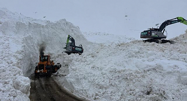 Çığ nedeniyle kapanan yol için ekipler seferber oldu