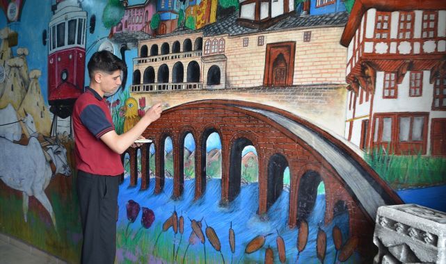 Çizdikleri resimlerle okullarını renklendiriyorlar