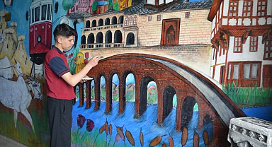 Çizdikleri resimlerle okullarını renklendiriyorlar