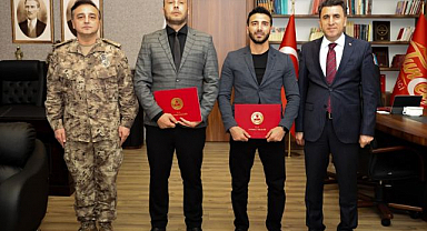 Çocuğu kurtaran polislere ödül