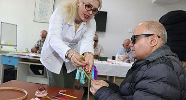 Çöpe giden eşyalar hediyelik ürüne dönüşüyor