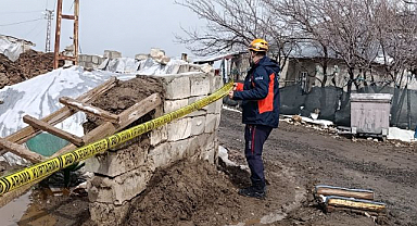 Depremde bir ahırın duvarı çöktü